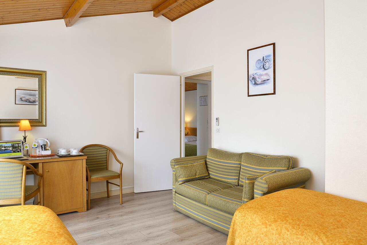 Logis Hotel Val De Vienne Le Vigeant Eksteriør billede