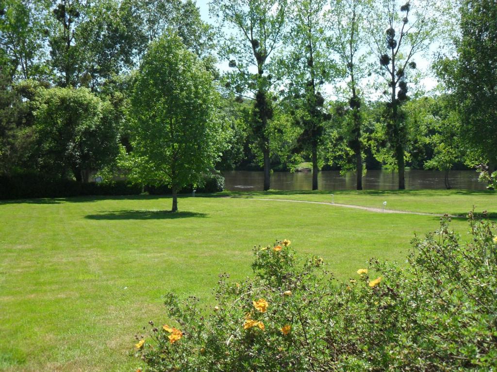 Logis Hotel Val De Vienne Le Vigeant Eksteriør billede