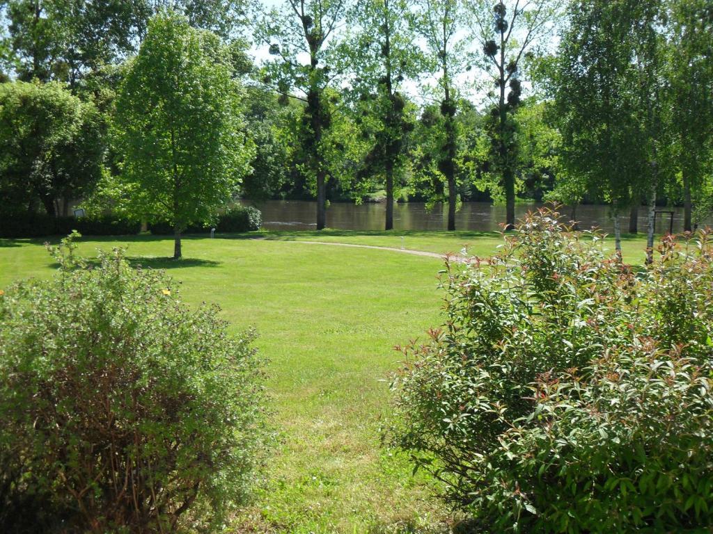 Logis Hotel Val De Vienne Le Vigeant Eksteriør billede