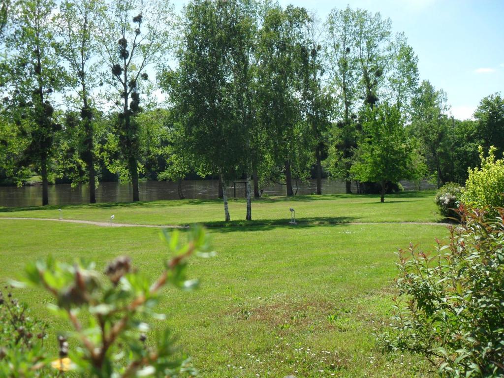 Logis Hotel Val De Vienne Le Vigeant Eksteriør billede